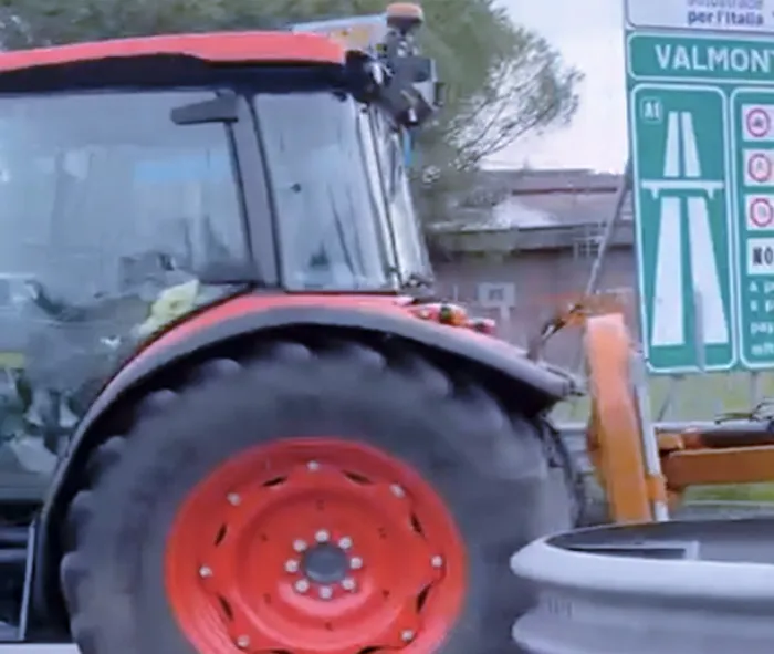 Protesta del caro carburante alle porte di Roma: tir e trattori davanti al casello dell'Autostrada A1 (VIDEO)