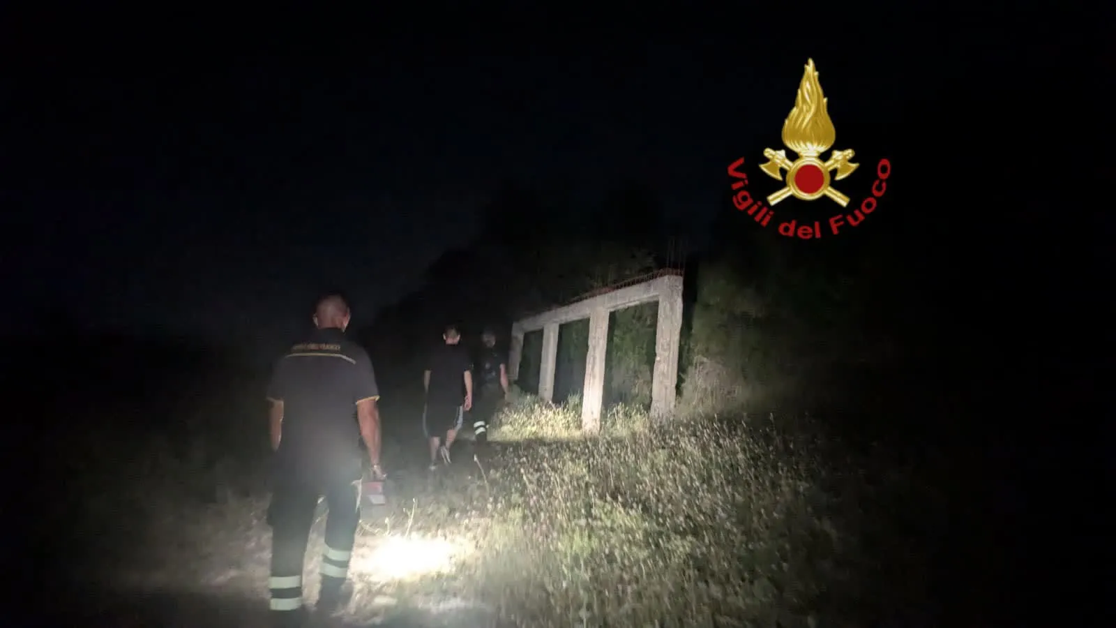 Si perde nei boschi nella notte a Castel San Pietro Romano: ventunenne salvato dai Vigili del Fuoco
