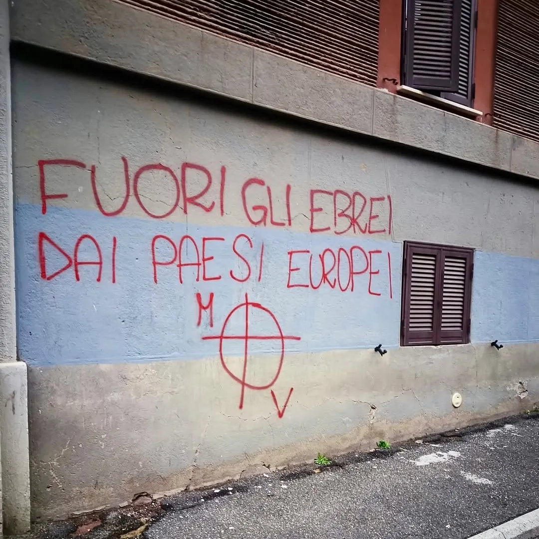 «Fuori gli ebrei dall'Europa»: scritte antisemite sui palazzi di Donna Olimpia