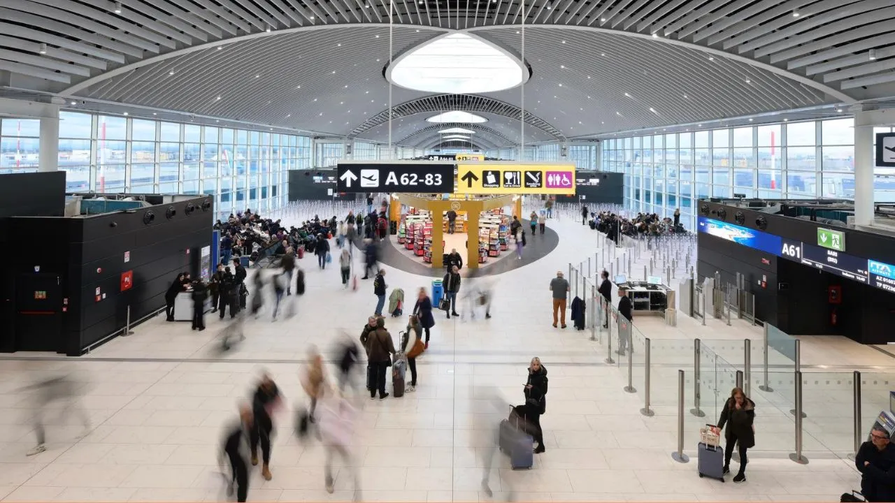 Furto in aeroporto a Fiumicino: ruba trolley di lusso a una turista, arrestato ladro seriale