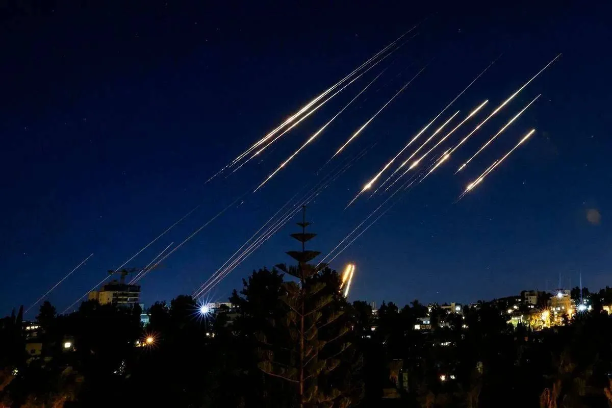 Iran lancia missili contro Israele. Trump: "Fermatevi". Forze Usa in allerta
