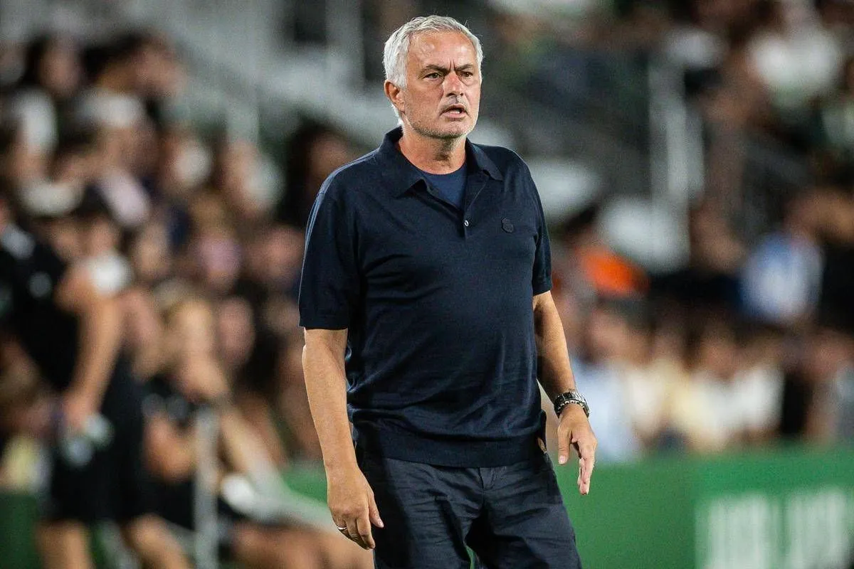 Mourinho show dopo il ko del Real: "C'erano due rossi" e mostra le foto in conferenza