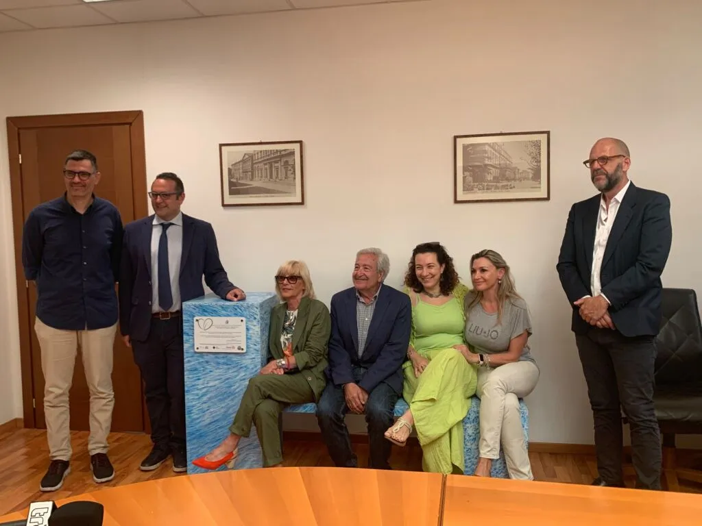 Una panchina realizzata con oltre 70 chili di tappi di plastica donata alla Casa di Comunità di Viale Lazio