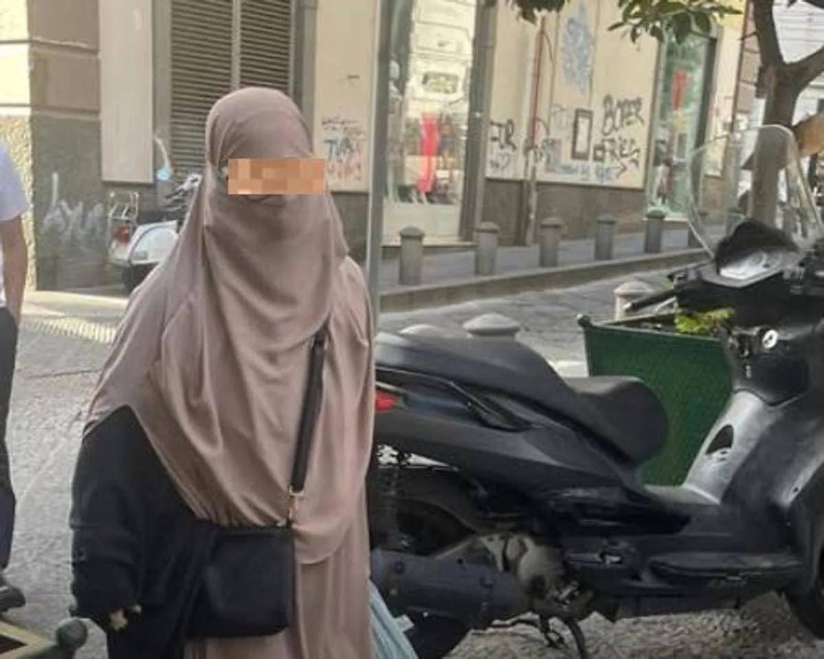 Sangiuliano pubblica foto di donna con niqab a Napoli: "Ecco pericolo islamizzazione"