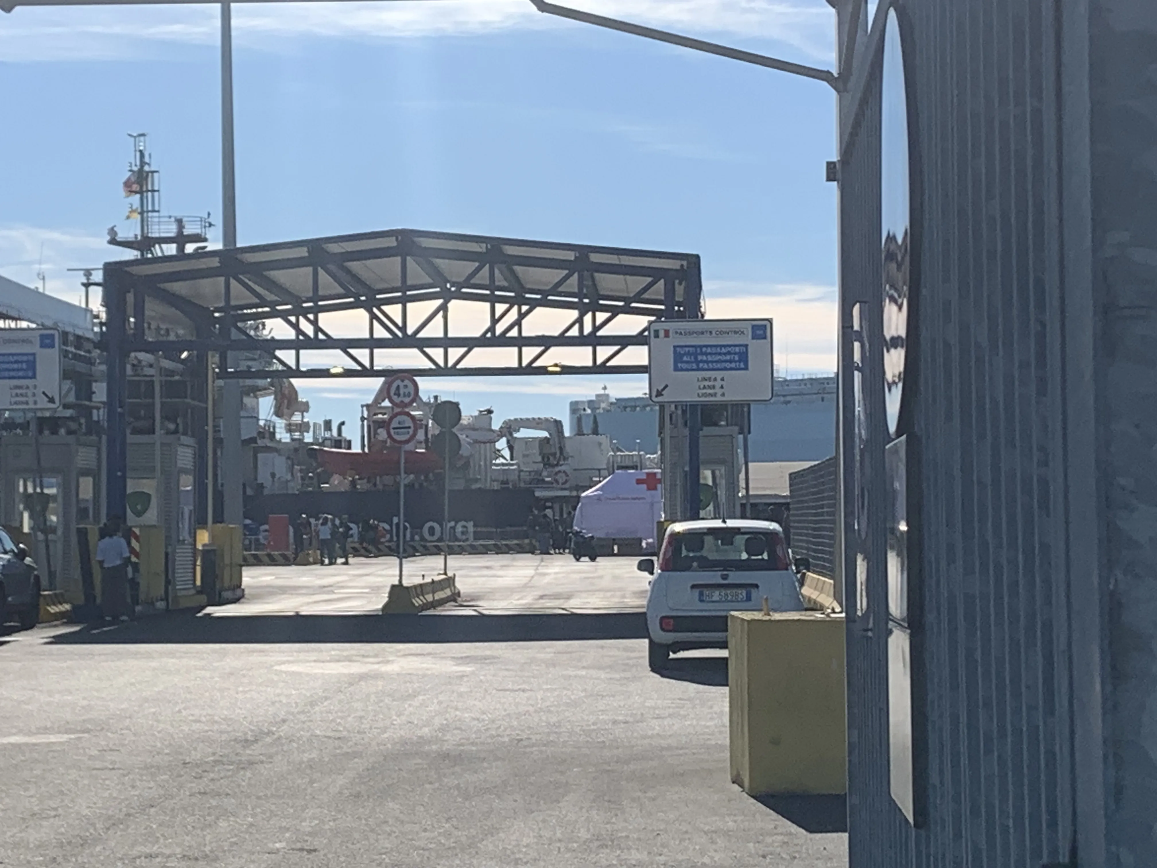 In corso lo sbarco dei 151 migranti soccorsi dalla Sea Wacht, Petteruti: "Allestito un minicampo per la notte" - TRC Giornale