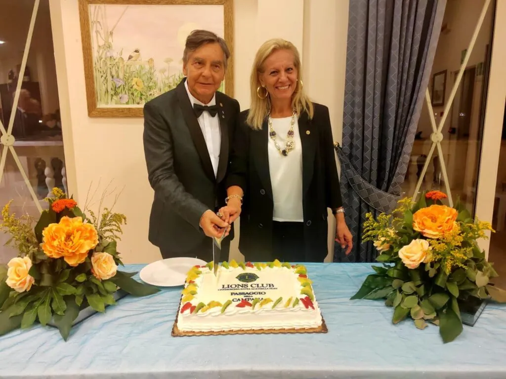 Lions Club Civitavecchia Santa Marinella Host, passaggio della campana tra De Angelis e Muto
