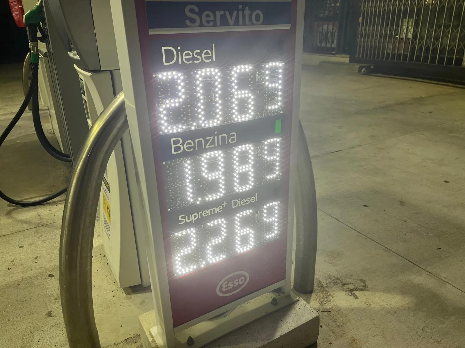 Prezzo benzina oltre 2 euro: è record dal 2022