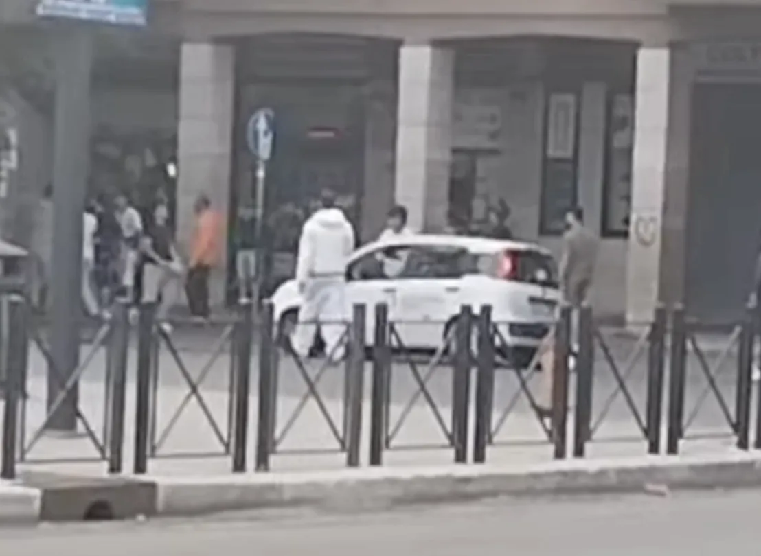 Violenta rissa a Ostia, in pieno centro: nel VIDEO lo scontro