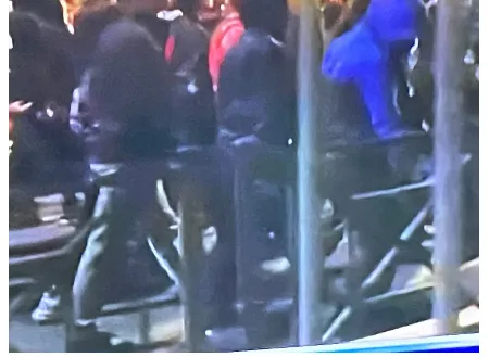 Manifestazioni a Roma, il corteo non autorizzato si sposta: lanci di bottiglie e idranti