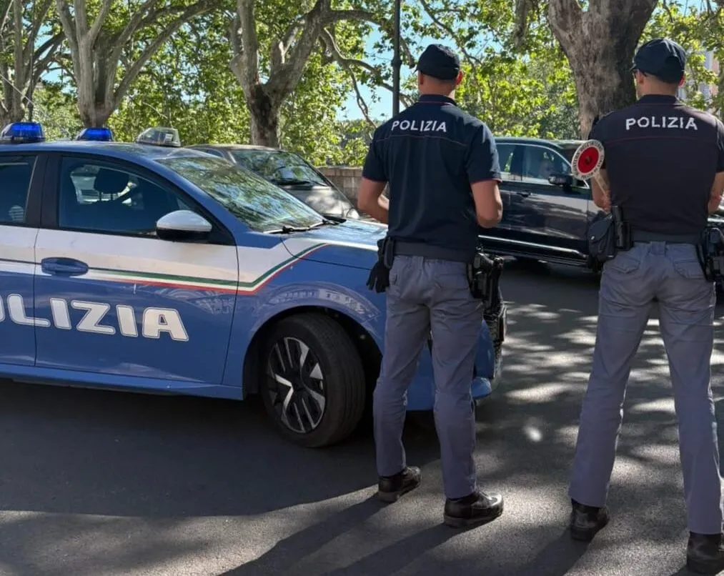 Roma, stop alla truffa delle "tre campanelle" in centro: blitz della Polizia tra i turisti