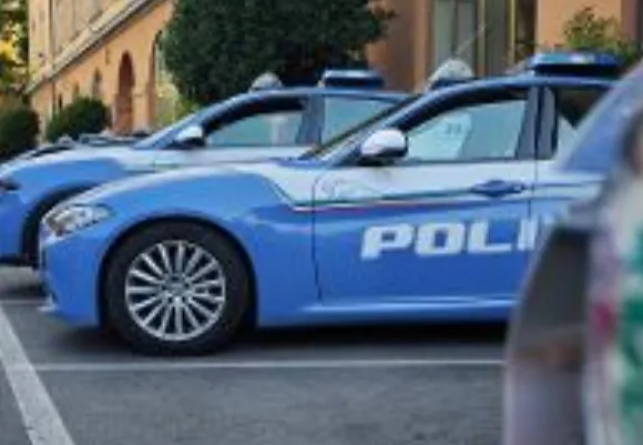 Sei rapine in un anno nello stesso negozio alla Magliana, incastrato dal tatuaggio: arrestato un quarantaduenne (VIDEO)