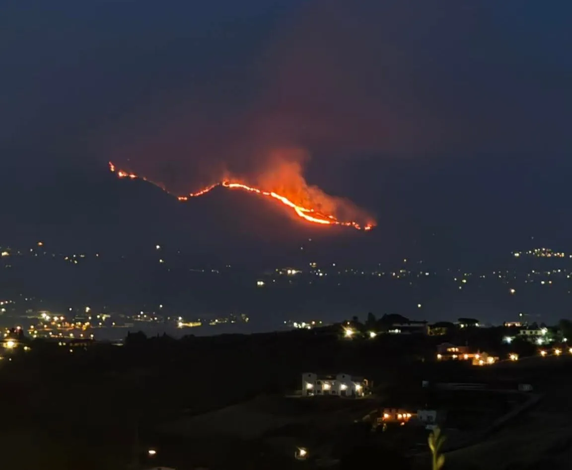 Bruciano le campagne di Nerola: le fiamme visibili a km di distanza