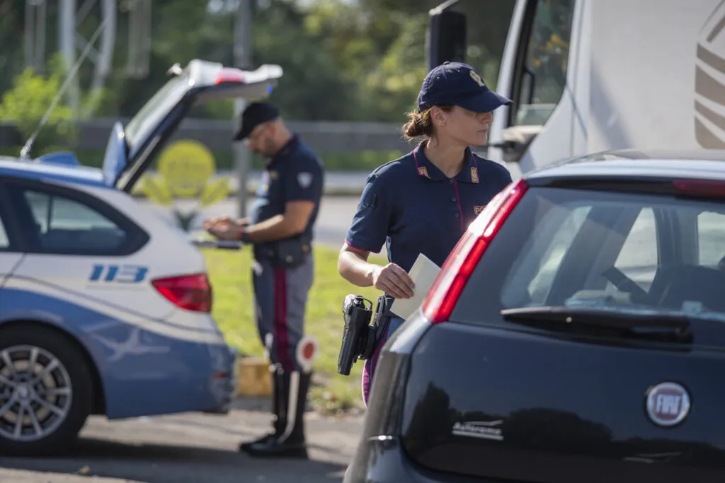 Pugno di ferro sul GRA: cellulare alla guida e furbetti della corsia d’emergenza, scattano 160 ritiri di patente