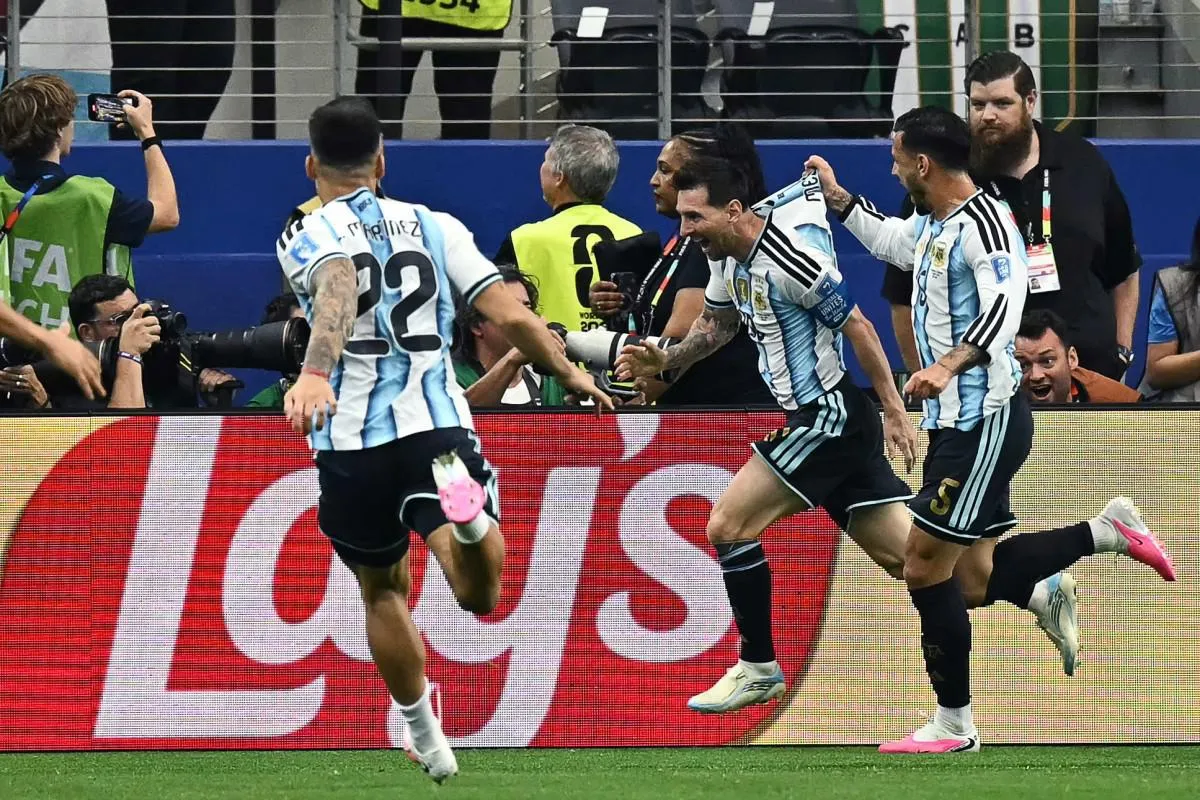 Messi segna, Schmeichel critica l'arbitro: "Gol andava annullato"