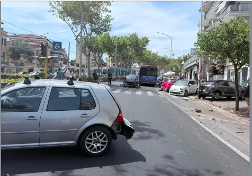 Autista Atac accusa un malore, il bus fuori controllo coinvolge otto auto a Monteverde: era in salita