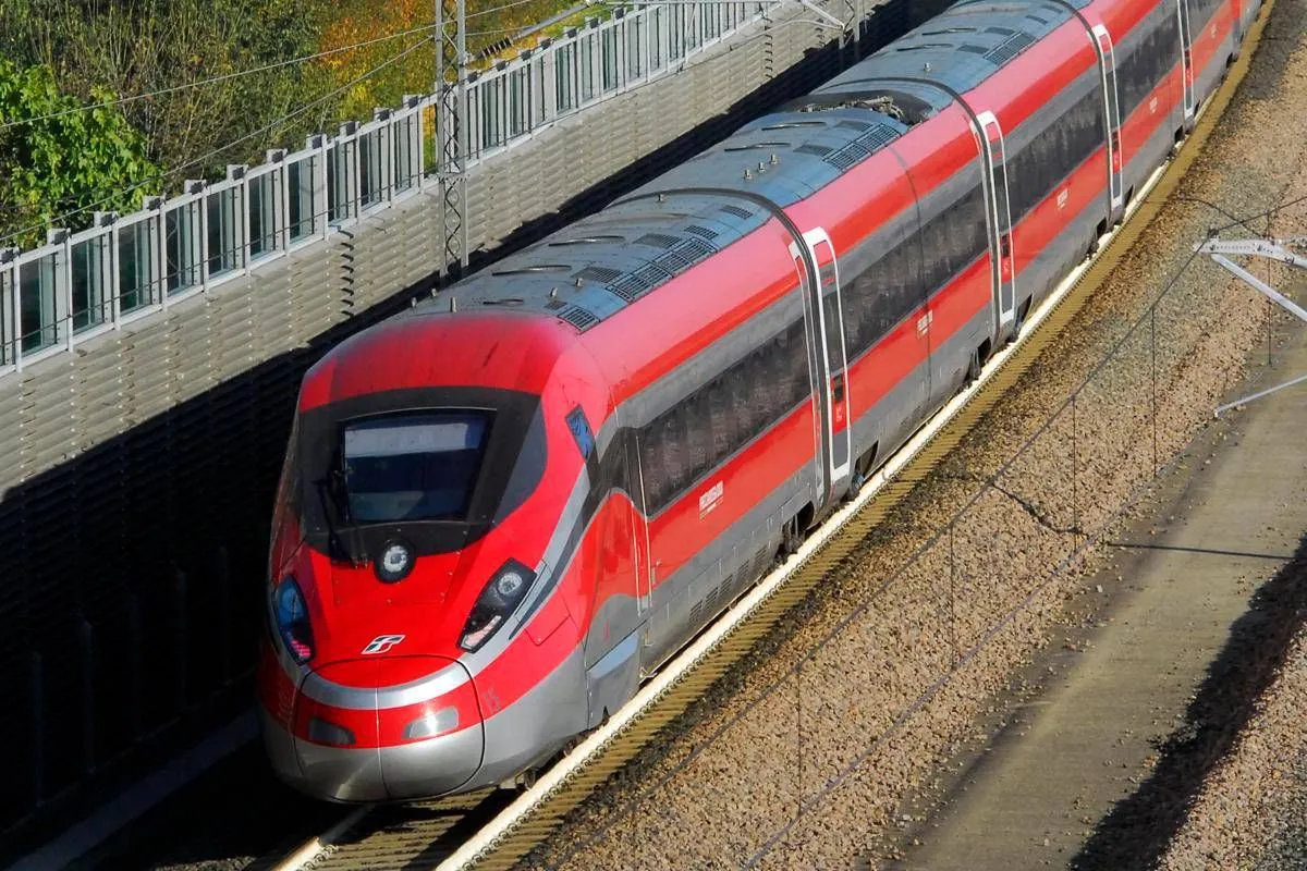 Ferrovie dello Stato assume neolaureati a tempo indeterminato, stipendio netto di 1.830 euro: mansioni e come candidarsi
