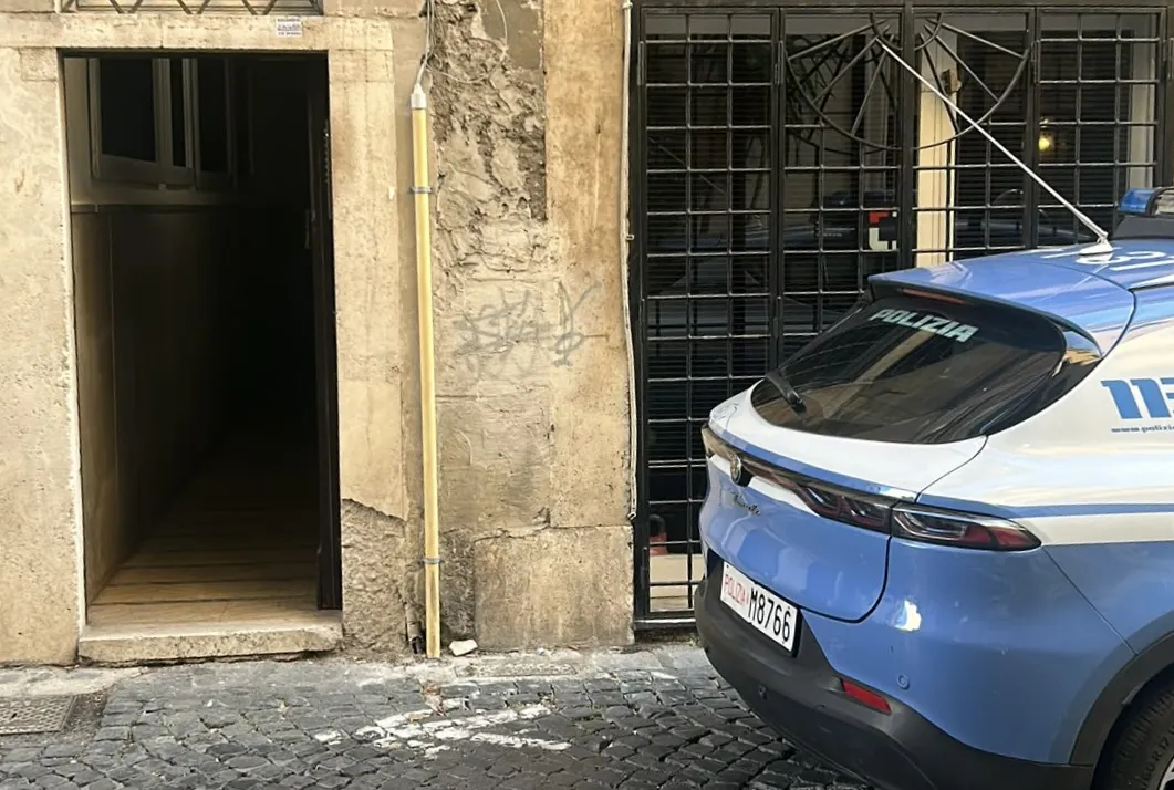 Ruba in un negozio e aggredisce la commessa con la stampella: poi scappa in autobus. Tutti gli altri 10 arresti a Roma