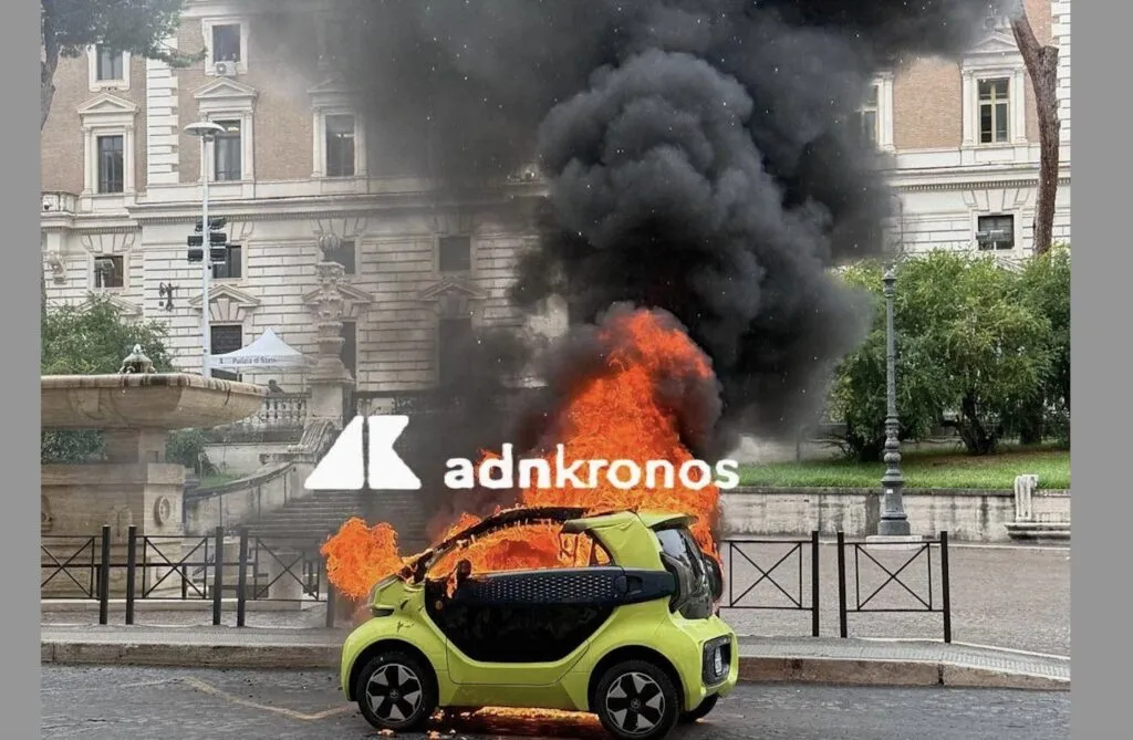 Minicar elettrica in fiamme davanti al Viminale: alta colonna di fumo nero in centro