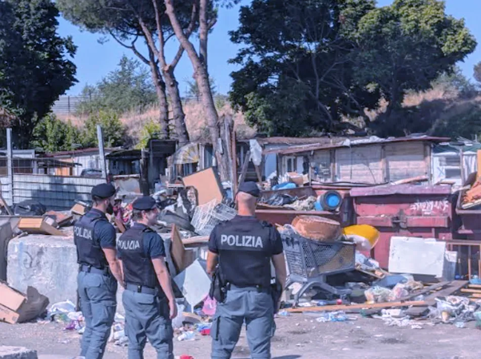 Blitz nei campi rom trasformati in discariche: agenti aggrediti nella maxi retata con 9 arresti (VIDEO)