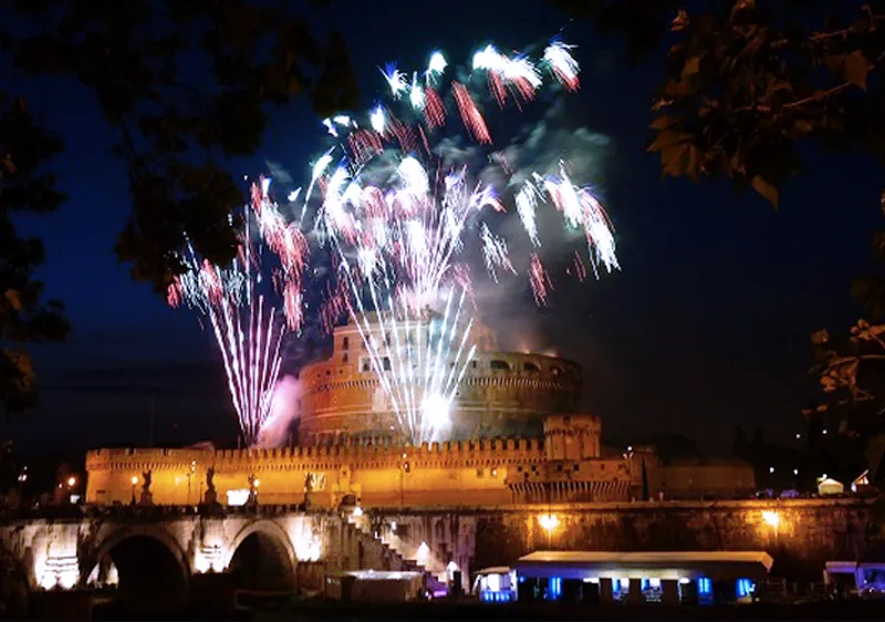 Magia senza tempo sul Tevere: torna la Girandola di Castel Sant’Angelo. Dove ammirare lo spettacolo gratuito