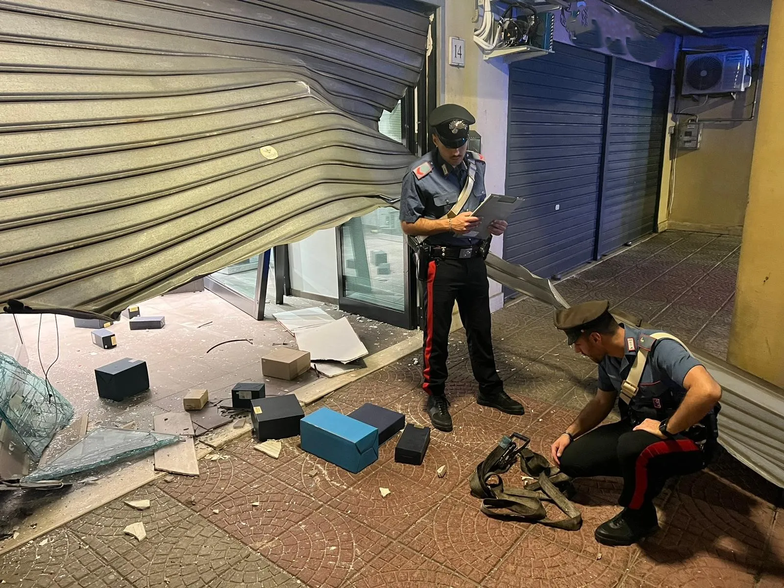 Svaligiata gioielleria a Re di Roma: in piena notte nuovo colpo della “banda del frollino”