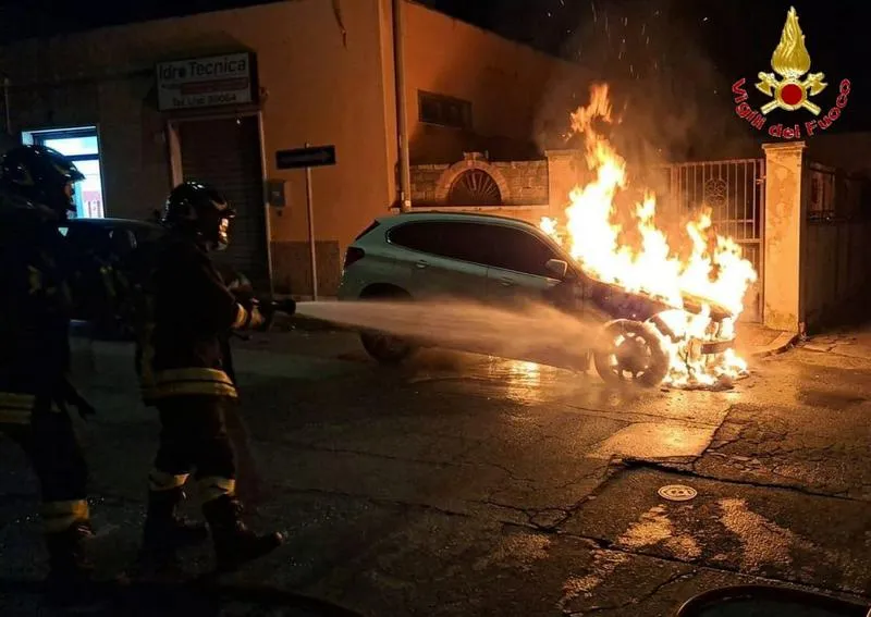 Civitavecchia, ancora un’auto in fiamme