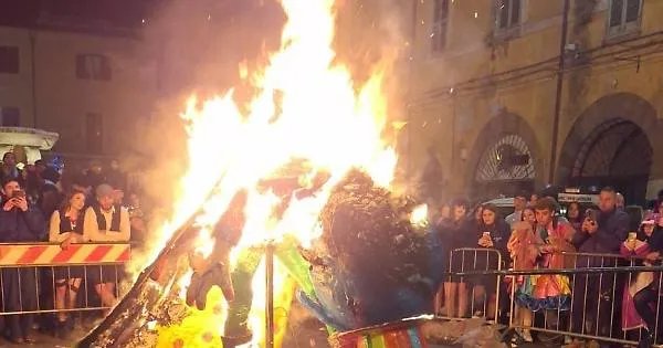 Con il rogo del Puccio cala il sipario sul Carnevale