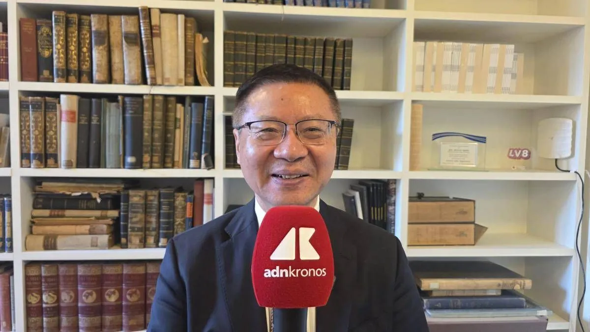 Zhang Weiwei sorride e affonda l’Europa: “Leadership debole, dipendenza dagli Usa e paura irrazionale della Russia”