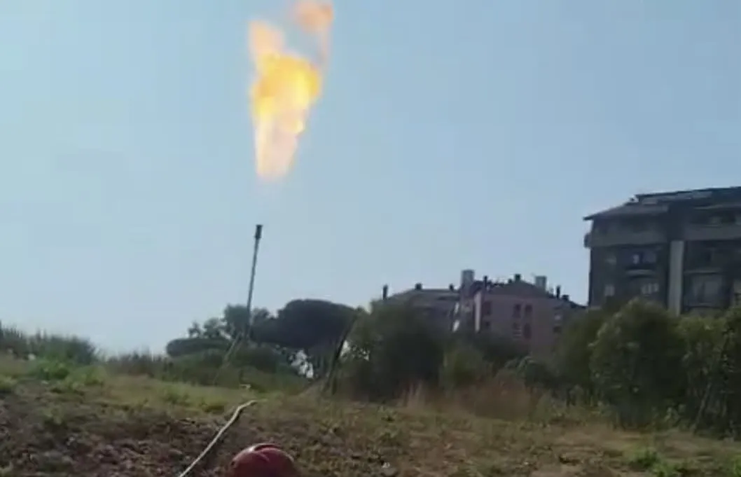 Fuga di gas ad Acilia, l’operazione dei Vigili del Fuoco: gas bruciato in "torcia" per evitare l'esplosione