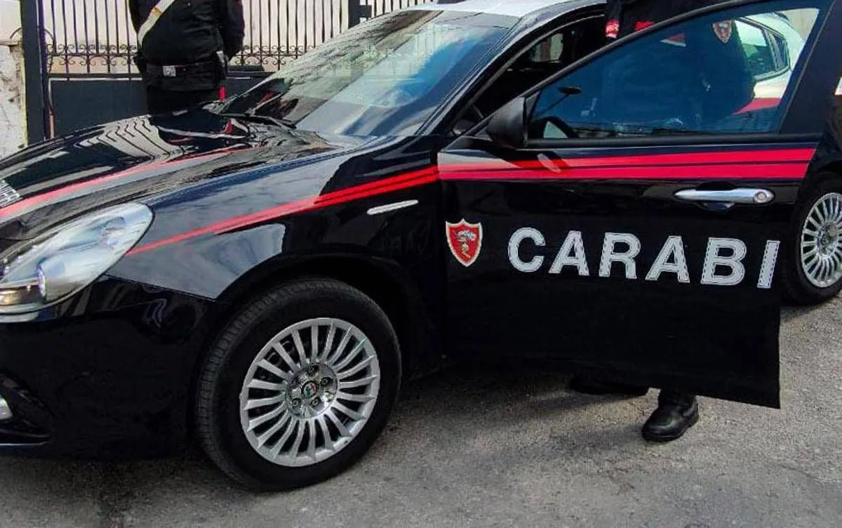Paura in via Merulana, uomo punta le forbici contro gli automobilisti