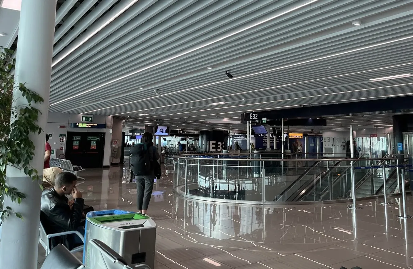 Omofobia in aeroporto, il senatore FdI Menia contro una coppia gay: “Andate a casa vostra”