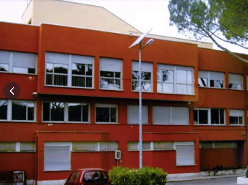 Assalto notturno al liceo De Sanctis sulla Cassia: indagini su raid di ignoti e conta dei danni