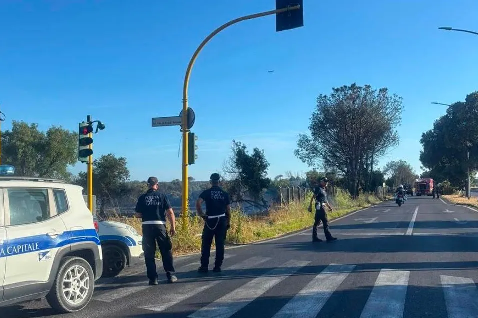 Incendio nella pineta di Castel Fusano, intervengono Polizia Locale e pompieri: chiusa una corsia