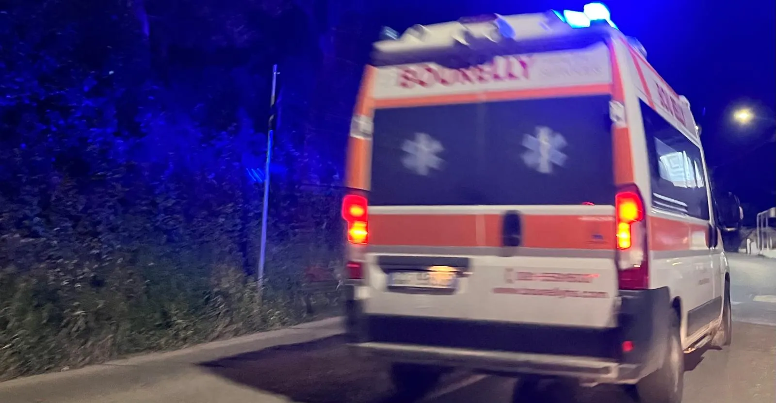 Grave incidente alla Pisana: nello schianto tra due auto donna e tre bambine piccole soccorse d'urgenza